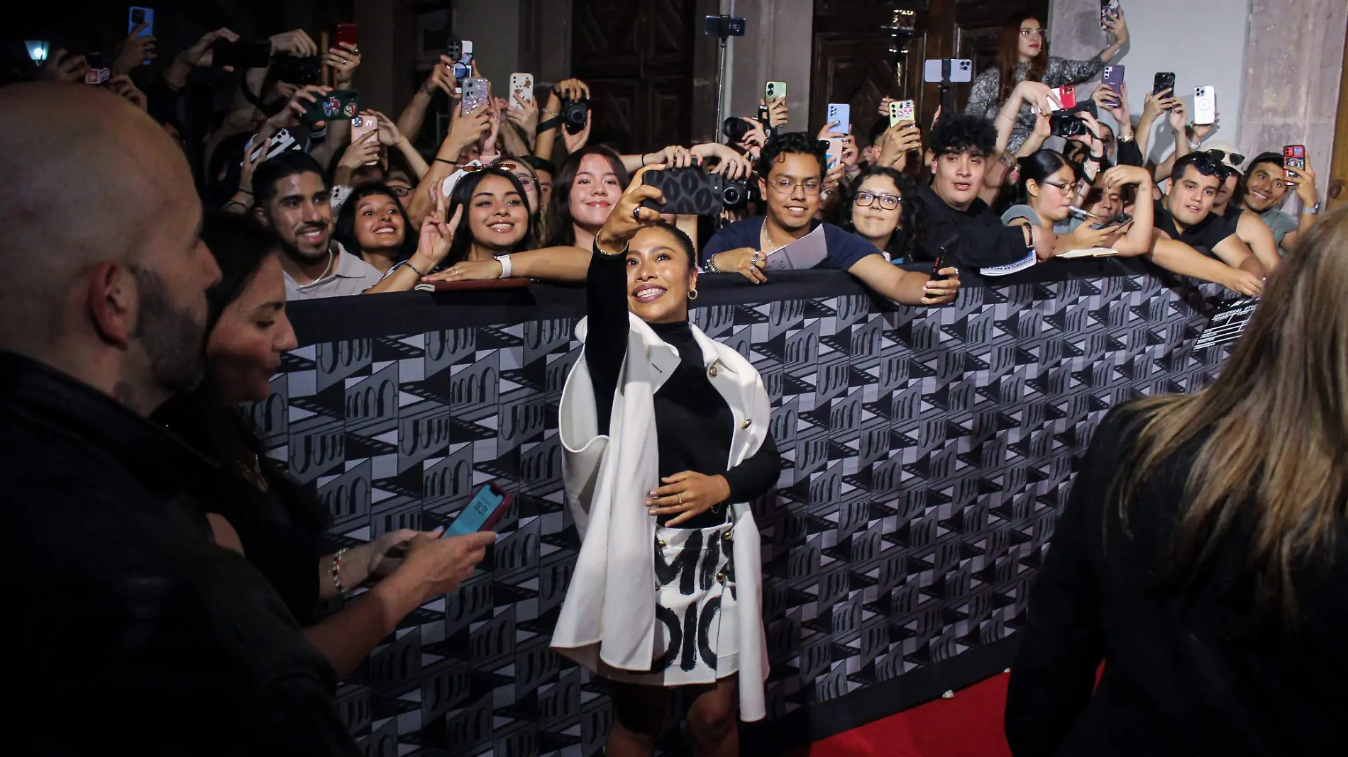 Yalitza Aparicio y fans en el FICM 2024